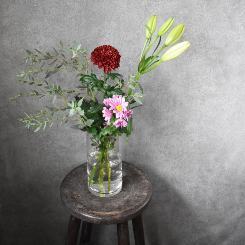 ユリ、ピンポンマム、スプレーギク、ユーカリ